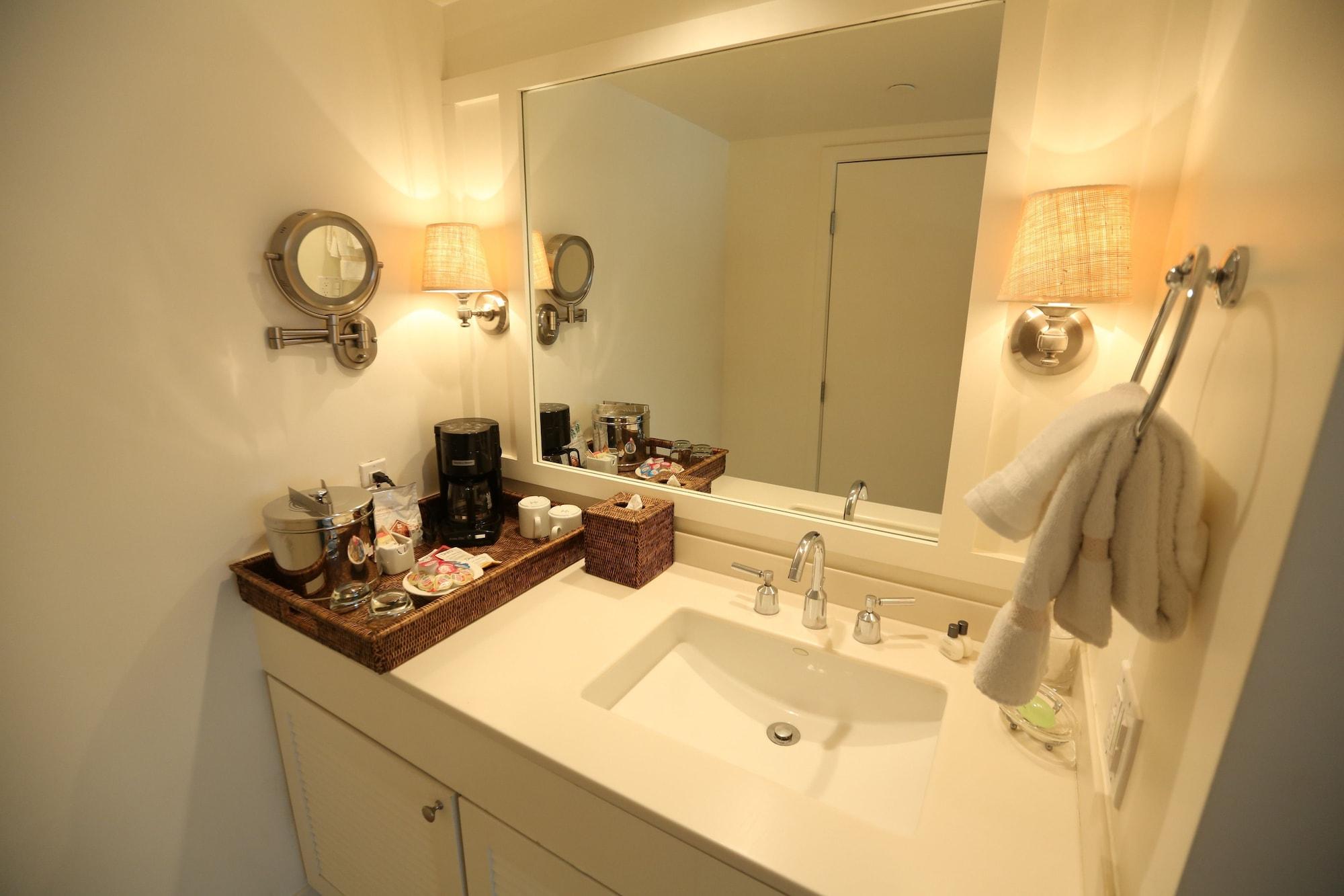 Pavilion Hotel Авалон Екстериор снимка