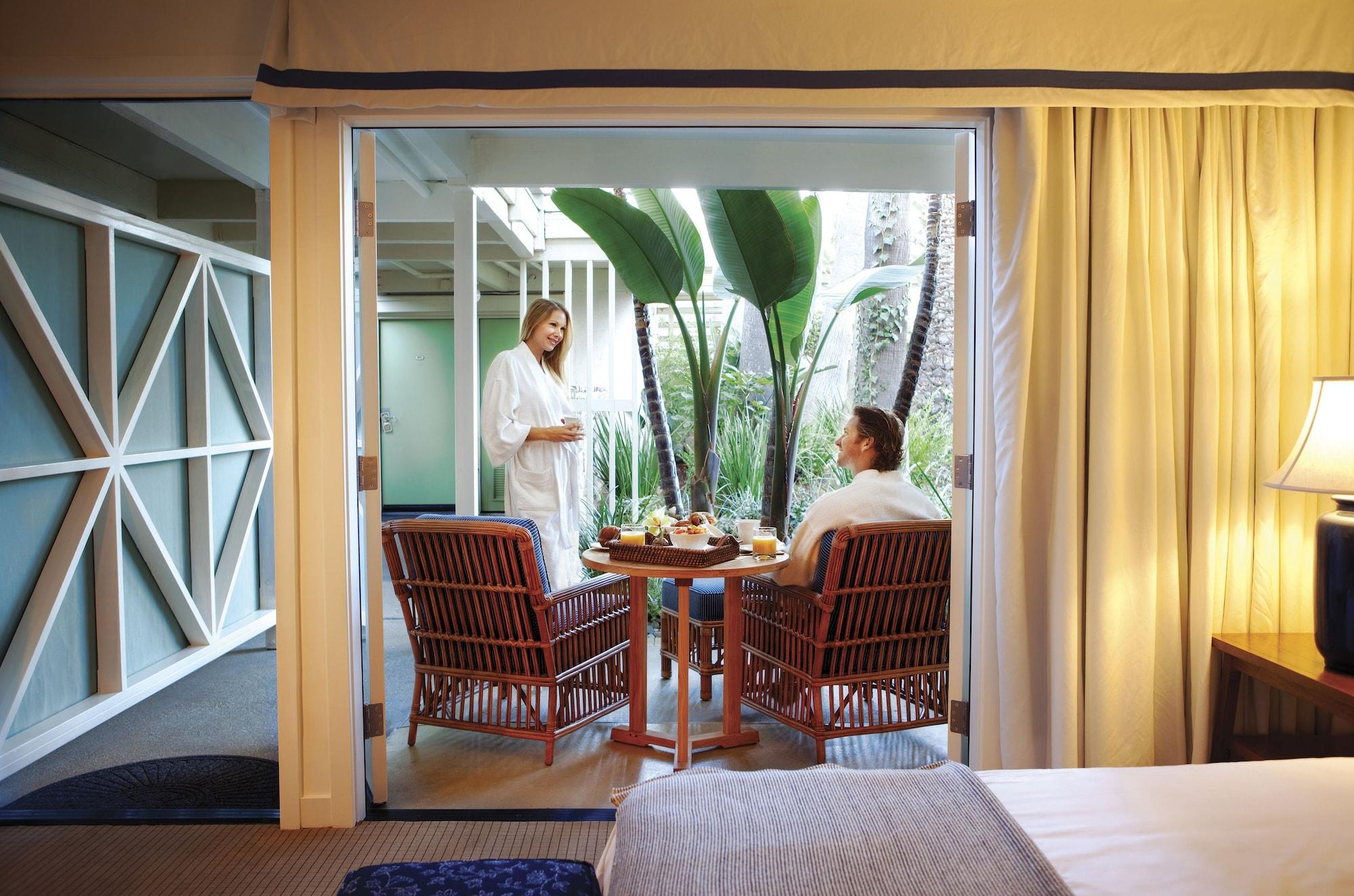 Pavilion Hotel Авалон Екстериор снимка