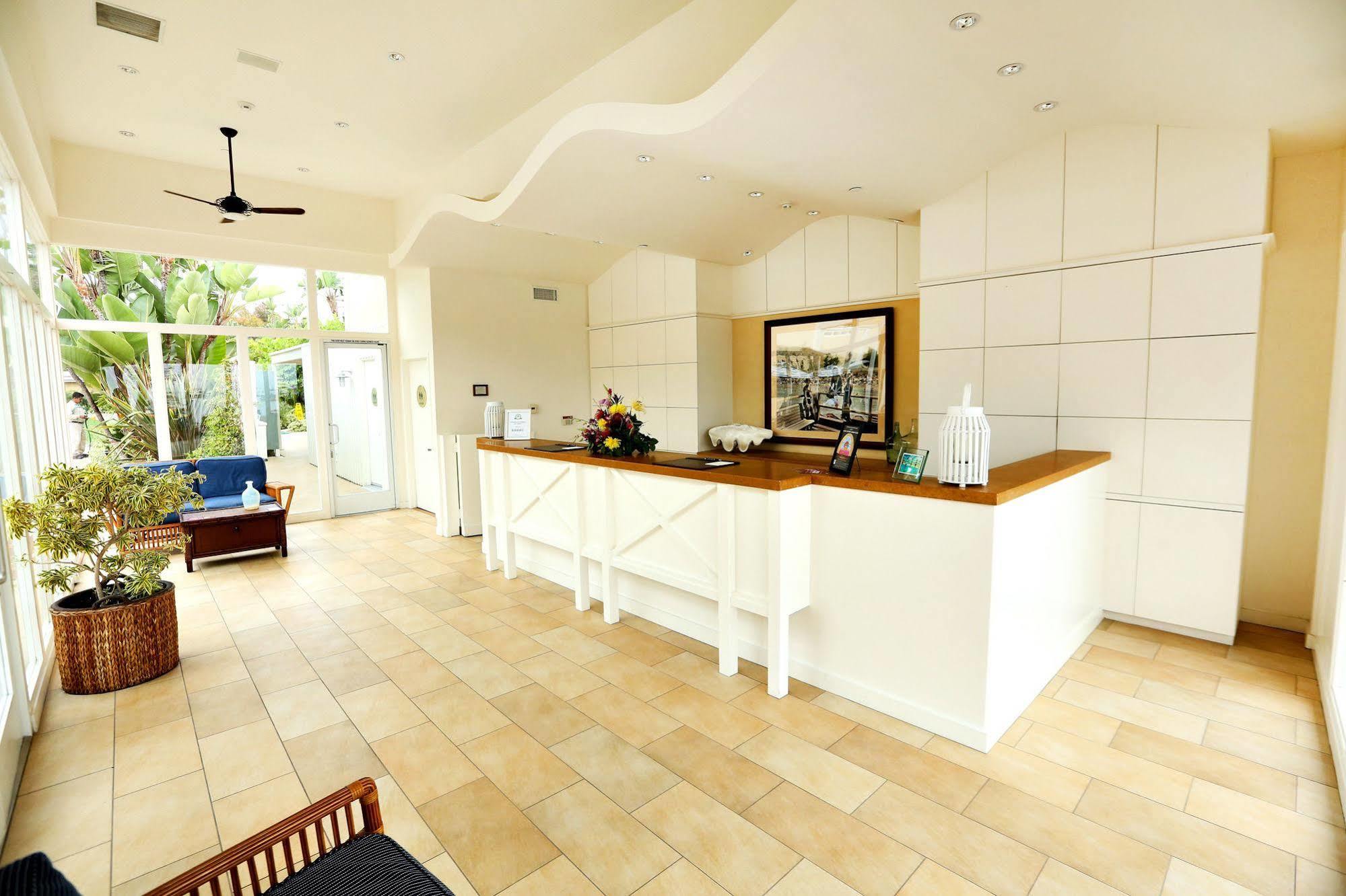 Pavilion Hotel Авалон Екстериор снимка